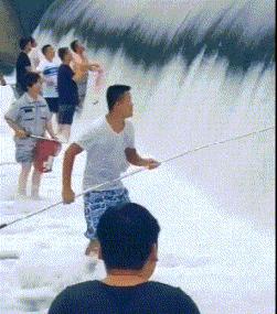 ▶昨天老妈教弟弟做作业，我弟不动脑筋思考，每道题都问...