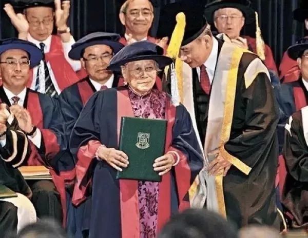 外卖小哥送餐途中跪地痛哭,泪目瞬间快递小哥