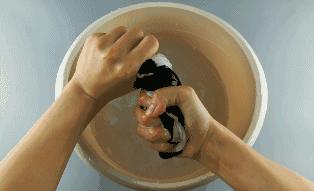 阴天洗衣服不干发臭怎么办,洗衣机快速弄干衣服的办法