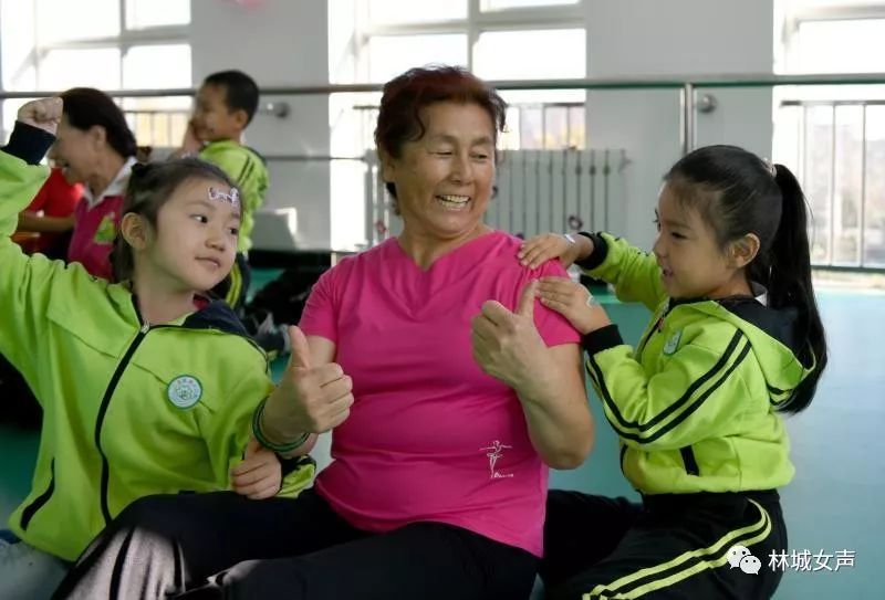 老少齐欢乐Happy乐翻天——市妇联携手优佳宝贝幼儿园走进老年大学