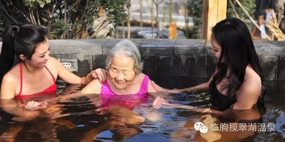 一泡红丨金秋时节，来临朐揽翠湖邂逅一场温泉+红叶的节后错峰游！