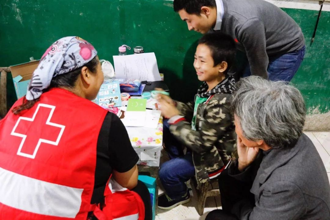 中国红基会与香港“黄福荣传爱基金”探访河南再障患儿