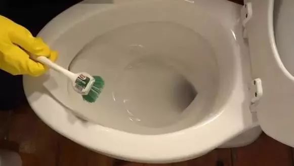 神了！洗白袜子只需涂点这个，冲一下立马跟新的一样！