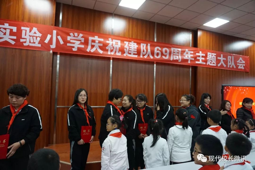 向国旗敬礼少先队建队日,致敬红领巾喜迎建队日