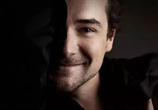 家门口看演出的快乐,家门口看大戏群众乐开怀