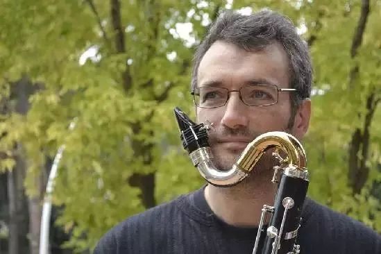 家门口看演出的快乐,家门口看大戏群众乐开怀