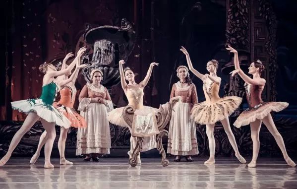 家门口看演出的快乐,家门口看大戏群众乐开怀