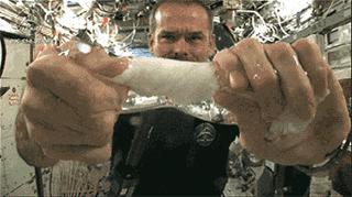 商场着火“浓烟滚滚”，如何正确选择逃生方法？