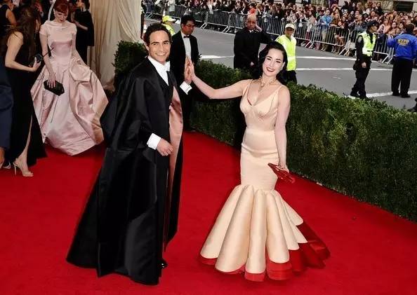 背上插满了flag表情包,背上挎的包包