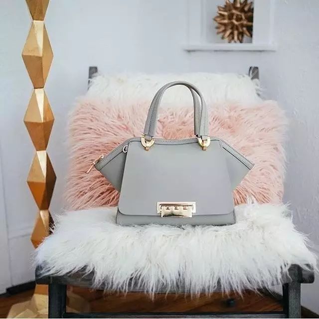 背上插满了flag表情包,背上挎的包包