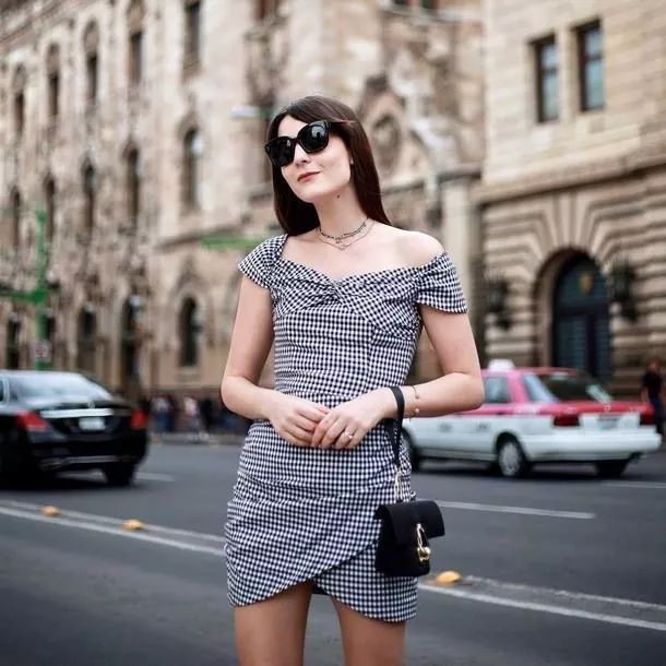 背上插满了flag表情包,背上挎的包包