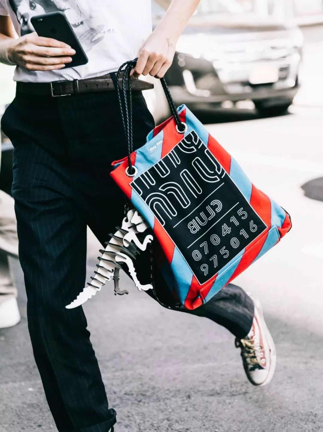 都公元8102年了，还觉得男孩拎包很娘？