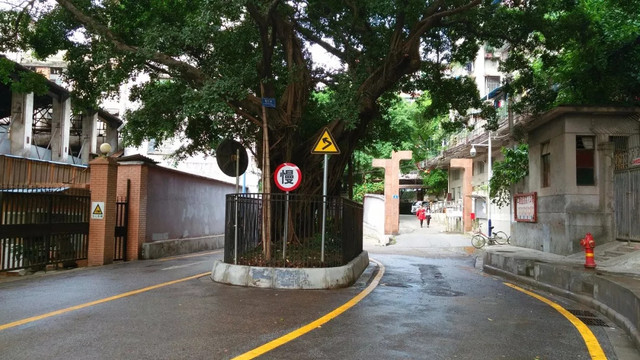 住在西村的人，根本不用煮饭……