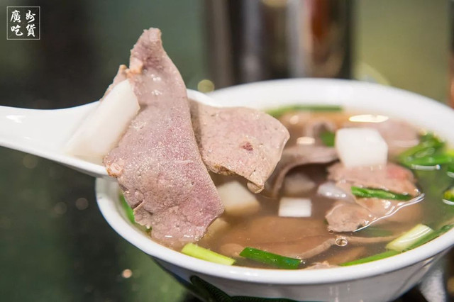 住在西村的人，根本不用煮饭……