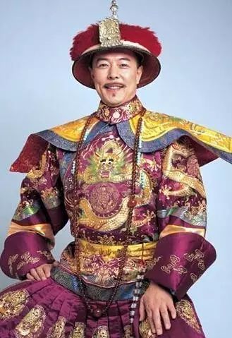 “皇阿玛”张铁林豪宅曝光，一屋子的收藏品究竟价值几何？