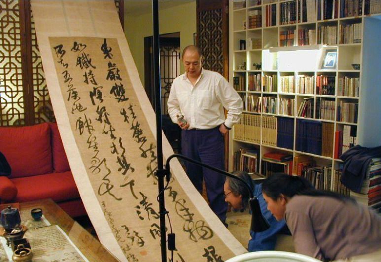 “皇阿玛”张铁林豪宅曝光，一屋子的收藏品究竟价值几何？