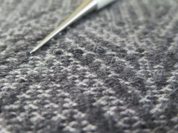 毛衣领口松垮怎么搭配,毛衣穿久了松垮怎么复原