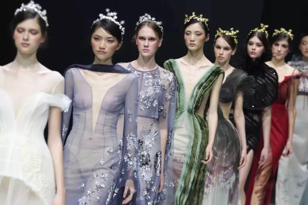 戳进来｜除了黄鹤楼和鸭脖子，这座城市竟然还有时装周这个大IP？