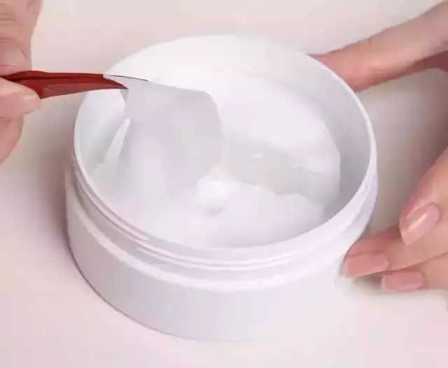 爱笑的眼睛藏不住,日本蛇毒眼膜哪款去眼袋和细纹好