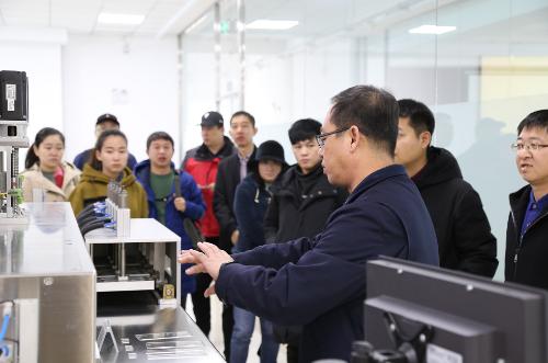 “我为哈尔滨点赞新媒体行”走进亚洲最大蓝宝石晶体材料研发与制造中心