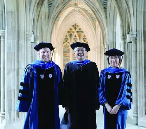 一个人身处逆境不可怕,一个人身处逆境也不能放弃努力