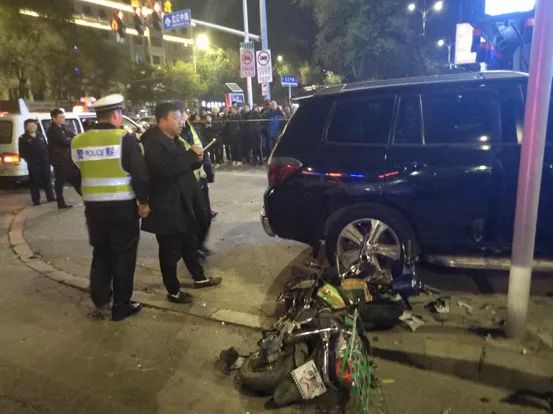 一越野车连撞多车致1死6伤！警方：司机被女友用围巾勒住脖子……