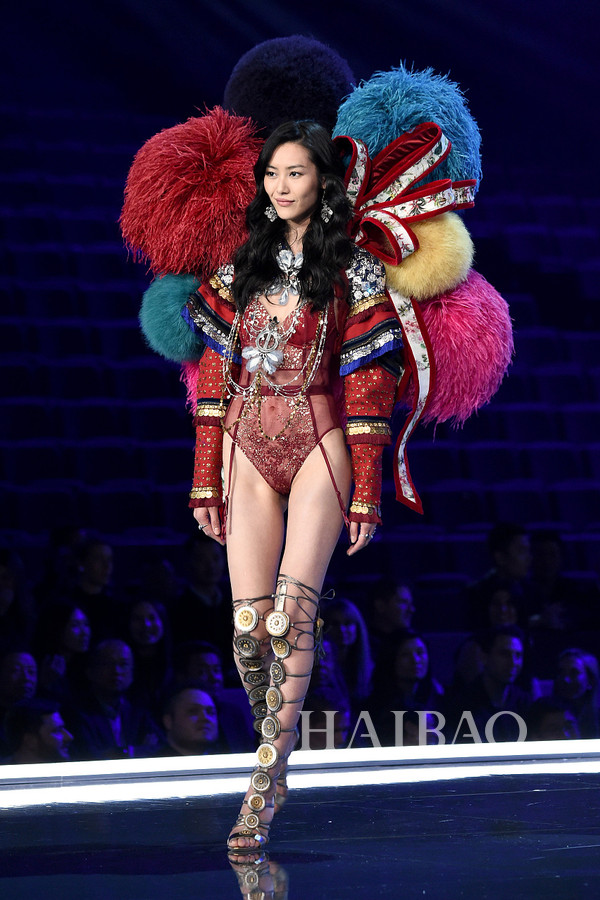 奚梦瑶何穗大表姐的维密秀,奚梦瑶何穗刘雯冬季街拍机场