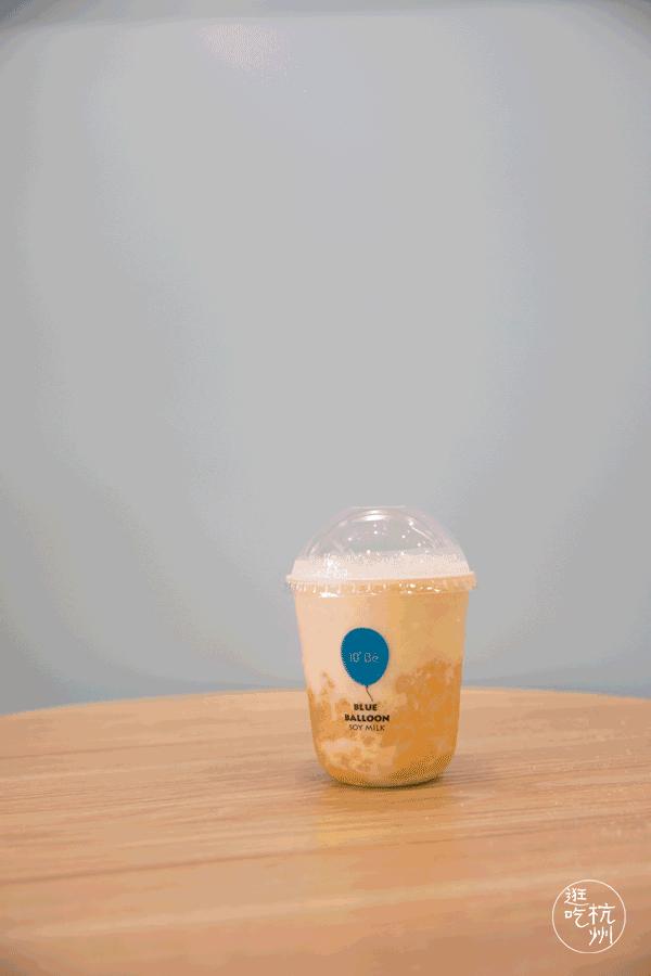 人手一杯咖啡,人手一杯超大杯奶茶