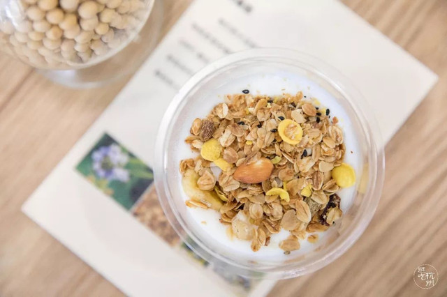 人手一杯咖啡,人手一杯超大杯奶茶