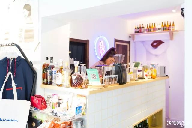 漂亮小姐姐开的网红店,高颜值小姐姐做美食