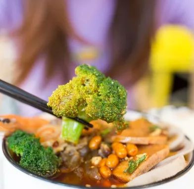 漂亮小姐姐开的网红店,高颜值小姐姐做美食