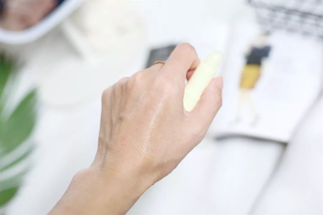 让双唇感受自然的轻抚-每人的兜里都有一位护士女孩