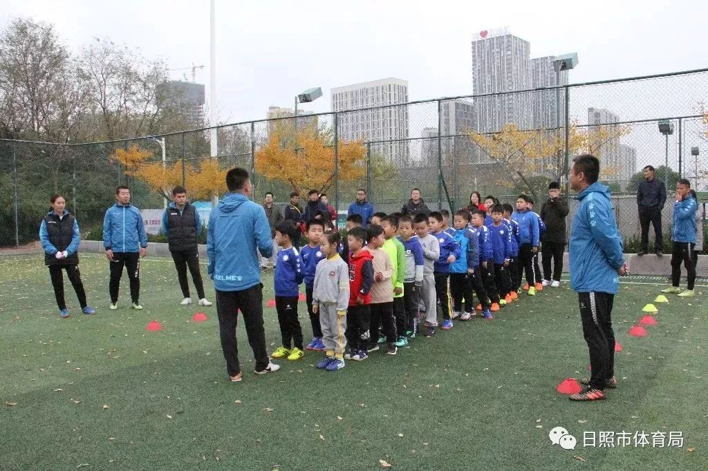「快来围观这群超级棒的孩子」厚积薄发新力量，日照市足球学校开课啦~