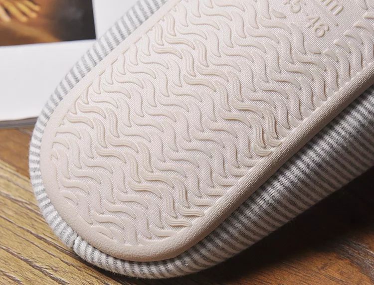 这是一双乳胶棉拖，跳跃在云端之巅的曼妙，穿上3秒就暖脚！