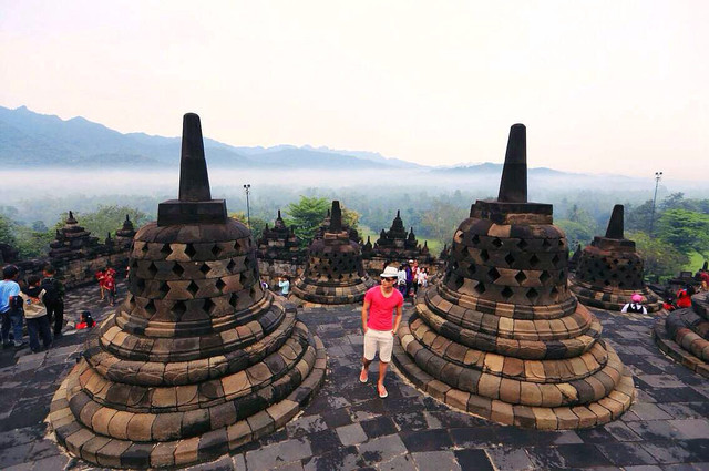 婆罗佛屠，火山灰下的佛教奇观