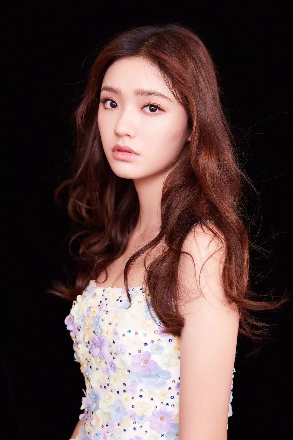 今冬流行发色短发黑茶色,今冬17-18岁流行发色