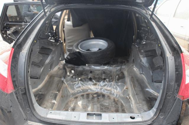 一线｜8块假车牌！强行冲卡逃逸3公里后弃车而逃？全因车上这价值10万元香烟……