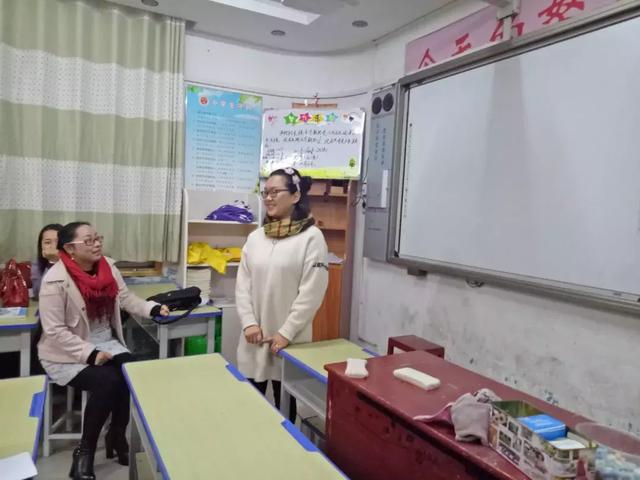 信阳市第一实验小学开展国培心得交流活动