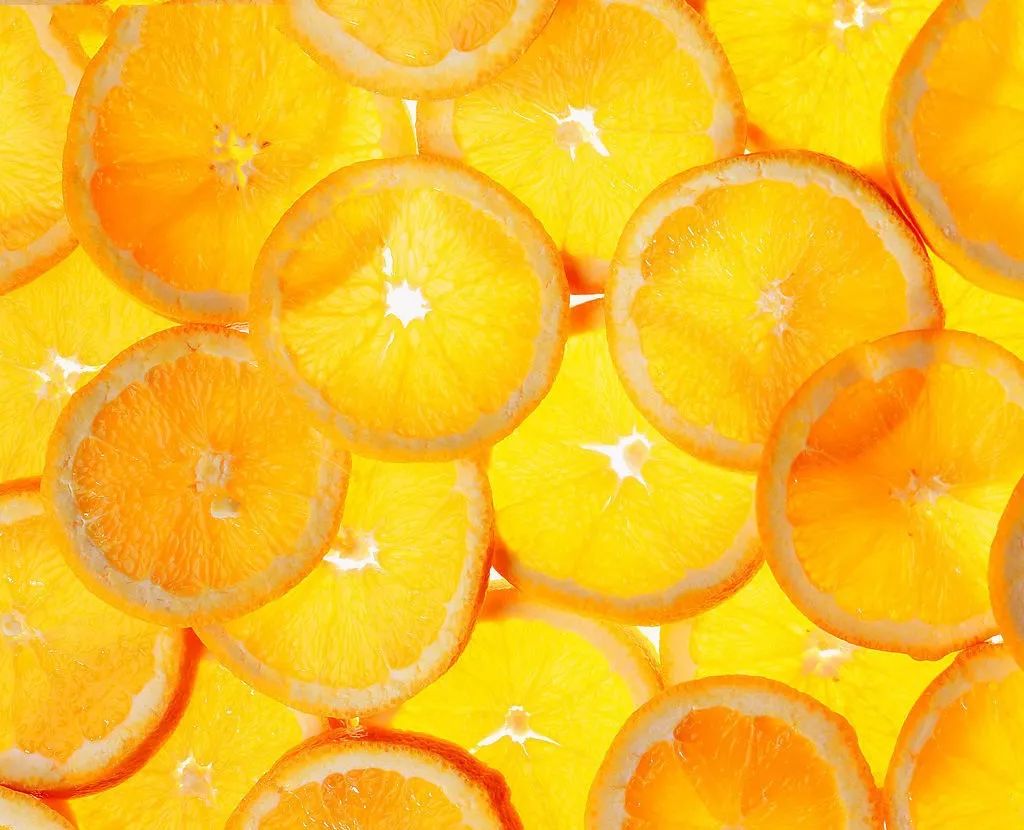 风靡泰国，男女必备的打啵神器，这支润唇膏涂一次等于敷10次唇膜