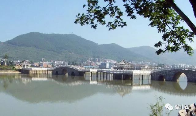 看看云南昭通彝良的风景,看昭通夜景的山