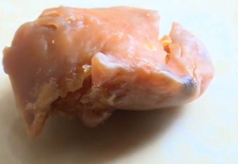 女子杀鸡时发现这个，值400万？快看看……