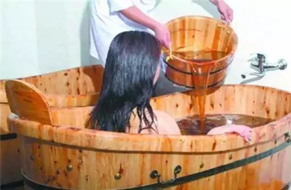 药浴排毒身上起几颗疙瘩,中医洗澡时全身抓出一条条红痕