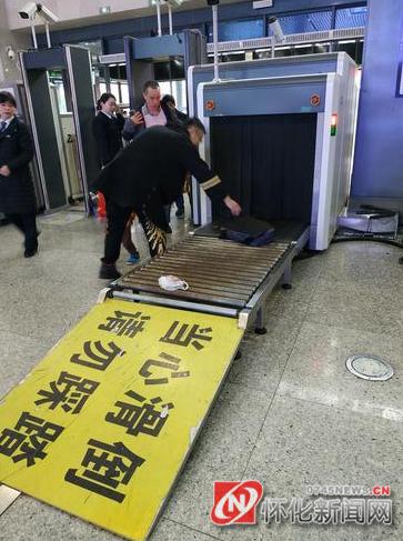 安检禁带物品乘客无理取闹,安检没收的违禁物品