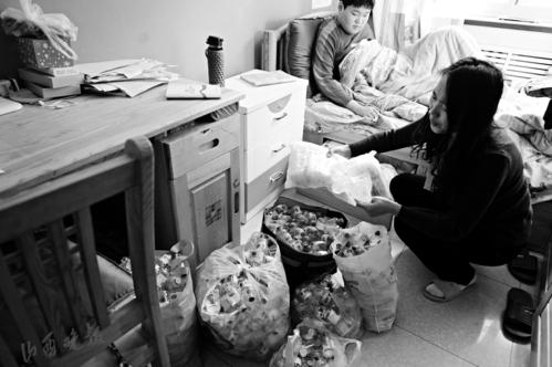 她帮了很多人儿子身患血友病谁来帮