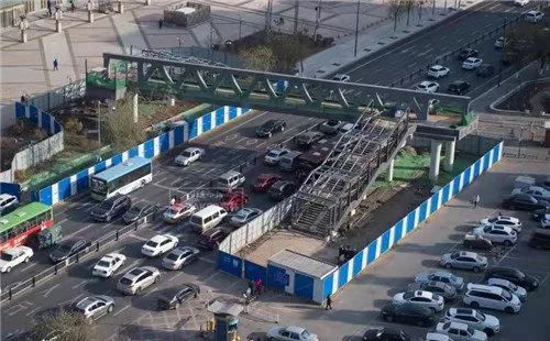 安全多了!长春北方市场和中日联谊医院门前建天桥了