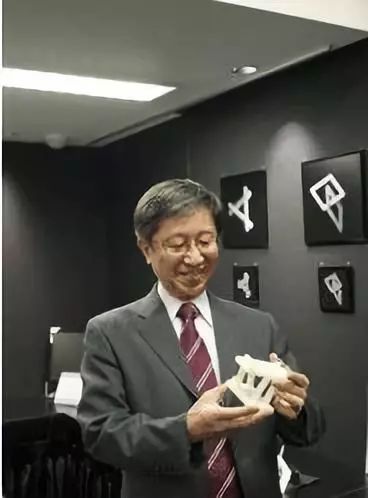 70岁老师行骗40年,日本老师行骗