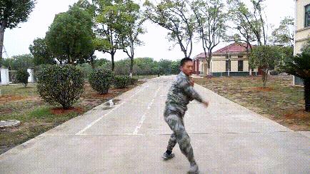 实用兵哥示范格斗术快来学两招,实用兵哥动图示范简单格斗术