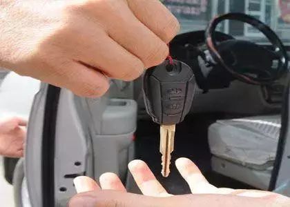 代驾发生交通事故如何赔偿,代驾发生事故公司担责法院判决书