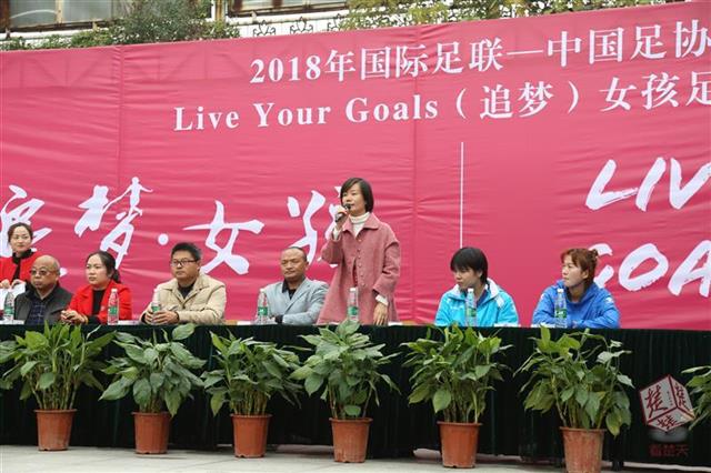 校园足球比赛女生,小学女生8人足球比赛视频大全