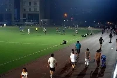 「法在身边」校外人员在大学操场跑步被撞伤,学校该负责吗?